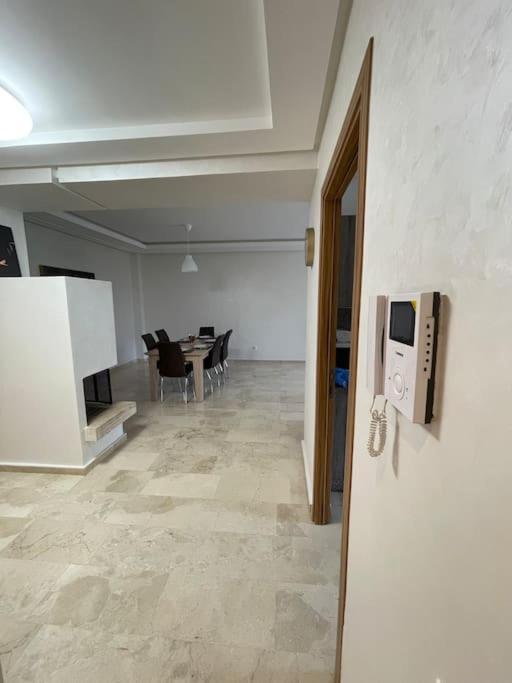 شقة Chic & Cosy Flat Near Airport Lockbox Fast Wifi نواصير المظهر الخارجي الصورة